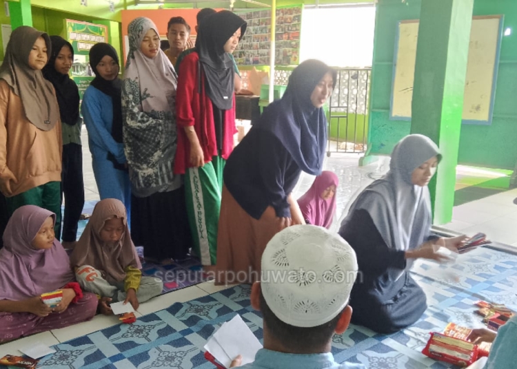 Kerukunan Persaudaraan Haji Ar Muzna Kabupaten Pohuwato 2025 saat menyalurkan bantuan di Yayasan Rumah Yatim 'Sumayyah', di Kecamatan Marisa, Senin (16/02/2026).