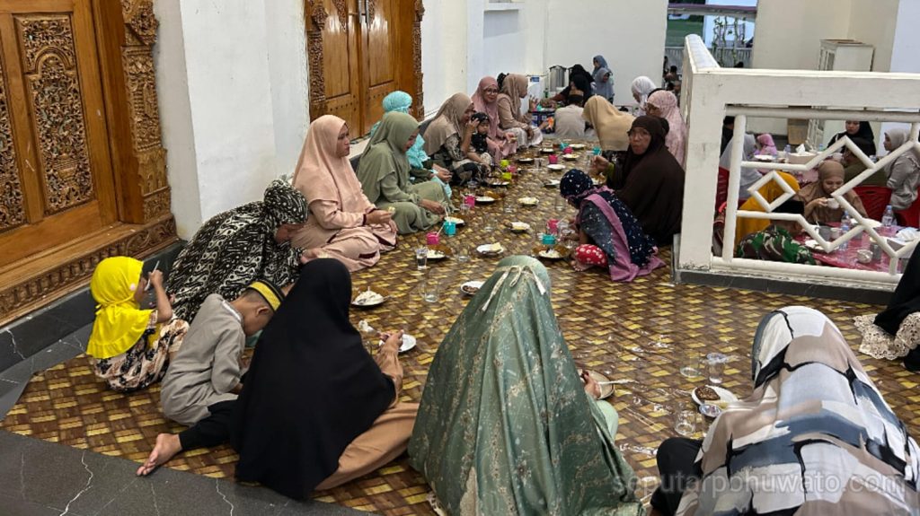 Persit Dim 1313/Pohuwato Turut Ramaikan Buka Puasa Bersama Jamaah dan Anak TPQ