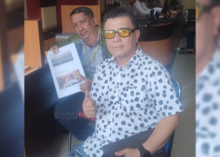 PELANGGARAN HAK CIPTA - Penyanyi Lagu 'Arang Tampurung' Gunawan Humonggio didampingi Kuasa Hukumnya Albert Pede, S.H., M.H, saat melaporkan Tiga Musisi Gorontalo atas pelanggaran Hak Cipta. Dok. Albert