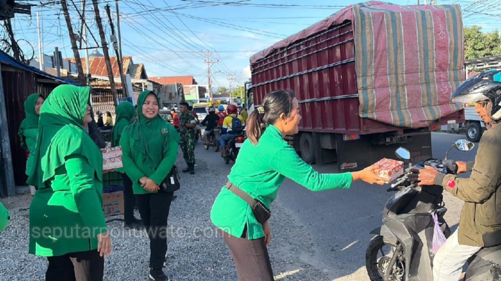 Sore-sore di Lampu Merah Duhiadaa, Persit KCK dan Kodim 1313 Pohuwato Turun ke Jalan Bagi Takjil