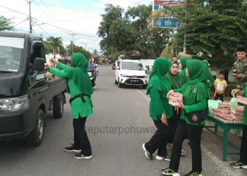 Persit Anak Ranting 3 Koramil 1313-02/Marisa tebar kebaikan melalui pembagian takjil gratis kepada pengguna jalan, Jum'at (27/02/2026). Dok. Kodim1313/Phw