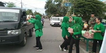 Persit Anak Ranting 3 Koramil 1313-02/Marisa tebar kebaikan melalui pembagian takjil gratis kepada pengguna jalan, Jum'at (27/02/2026). Dok. Kodim1313/Phw