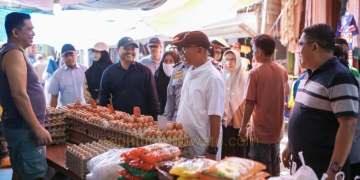 Wakil Bupati Pohuwato Iwan S Adam, saat menyapa dan mengecek harga langsung ke pedagang di pasar tradisional marisa, belum lama ini. Dok. Hms