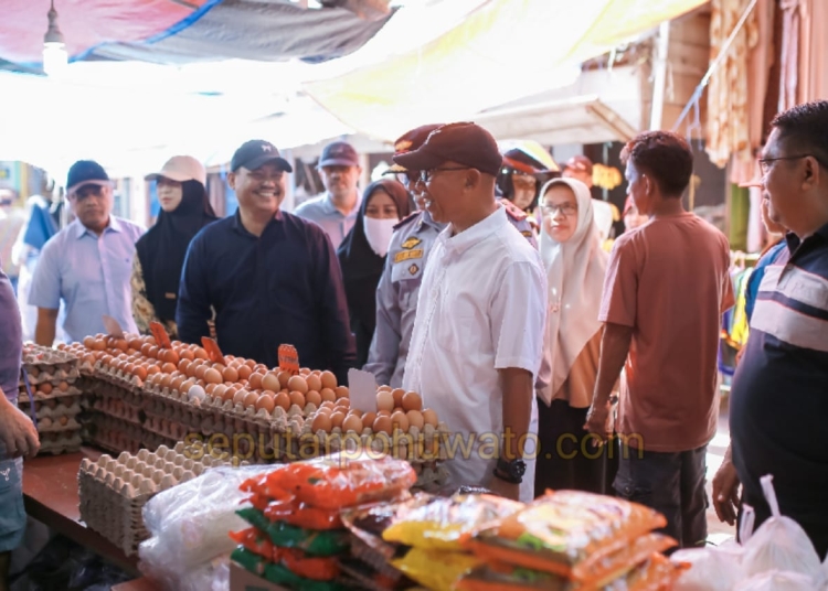 Wakil Bupati Pohuwato Iwan S Adam, saat menyapa dan mengecek harga langsung ke pedagang di pasar tradisional marisa, belum lama ini. Dok. Hms