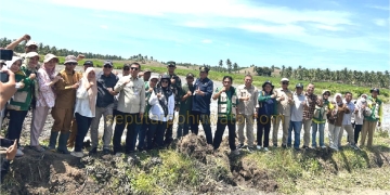 Komandan Kodim (Dandim) 1313/Pohuwato, Letkol Arm. Fiat Suwandana, turut mendampingi peninjauan strategis lokasi cetak sawah di Desa Motulohu, Kecamatan Randangan, Selasa (10/03/2026)