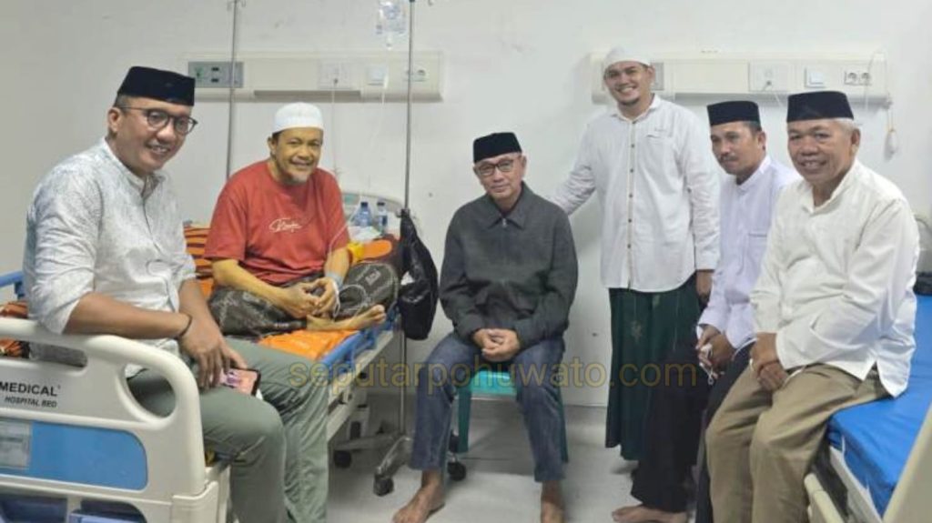 Jenguk Ketua MUI Ustadz Fahri Djafar yang Dirawat di RSAS, Bupati Saipul Mbuinga Beri Doa dan Semangat