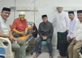 Bupati Pohuwato Saipul Mbuinga saat menjenguk Ketua MUI Ustadz Fahri Djafar yang tengah menjalani perawatan di RS Aloei Saboe, Kota Gorontalo, Sabtu (14/03/2026)