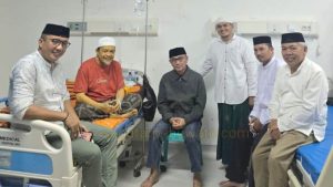 Jenguk Ketua MUI Ustadz Fahri Djafar yang Dirawat di RSAS, Bupati Saipul Mbuinga Beri Doa dan Semangat