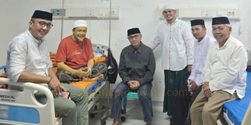 Bupati Pohuwato Saipul Mbuinga saat menjenguk Ketua MUI Ustadz Fahri Djafar yang tengah menjalani perawatan di RS Aloei Saboe, Kota Gorontalo, Sabtu (14/03/2026)
