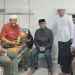 Bupati Pohuwato Saipul Mbuinga saat menjenguk Ketua MUI Ustadz Fahri Djafar yang tengah menjalani perawatan di RS Aloei Saboe, Kota Gorontalo, Sabtu (14/03/2026)