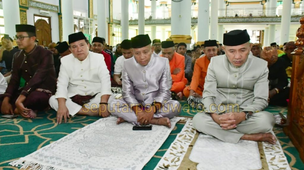 Diawali Prosesi Adat, Bupati dan Wabup Pohuwato Salat Id di Masjid Agung Baiturrahim