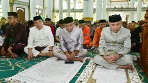 Diawali Prosesi Adat, Bupati dan Wabup Pohuwato Salat Id di Masjid Agung Baiturrahim