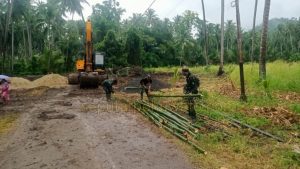 Warga dan Babinsa Bersatu Bangun Jembatan, Akses Ekonomi Desa Wonggarasi Tengah Segera Lancar