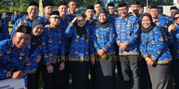 Gubernur, Wagub dan Sekprov usai penyerahan SK pelantikan PPPK paruh waktu, di Apel Korpri belum lama ini. (Foto. Diskominfo Tik)