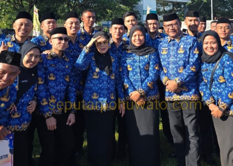 Gubernur, Wagub dan Sekprov usai penyerahan SK pelantikan PPPK paruh waktu, di Apel Korpri belum lama ini. (Foto. Diskominfo Tik)