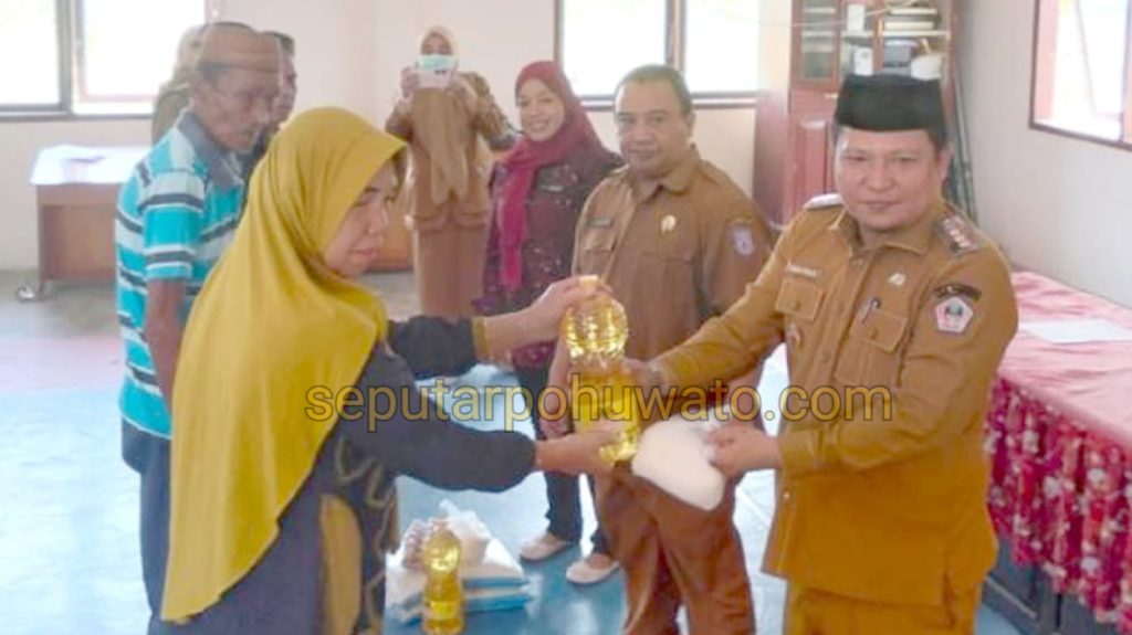Dapat Beras, Telur hingga Gula, Warga Paguat Apresiasi Bantuan Pangan dari Pemprov Gorontalo