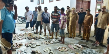 Bupati Pohuwato Saipul Mbuinga saat mendampingi tim KKP RI bersama Kadis Perikanan Refli Basir, di TPI Paguat, Senin (13/04/2026).