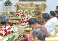 Bupati Pohuwato Saipul Mbuinga (tengah) saat melakukan mediasi sengketa lahan antara warga Popayato Timur dan pihak perusahaan, di rumah jabatan Bupati Pohuwato, Selasa 14 April 2026. (Foto: IOne)