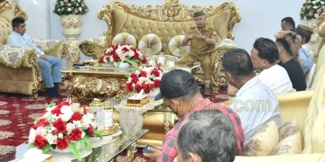 Bupati Pohuwato Saipul Mbuinga (tengah) saat melakukan mediasi sengketa lahan antara warga Popayato Timur dan pihak perusahaan, di rumah jabatan Bupati Pohuwato, Selasa 14 April 2026. (Foto: IOne)