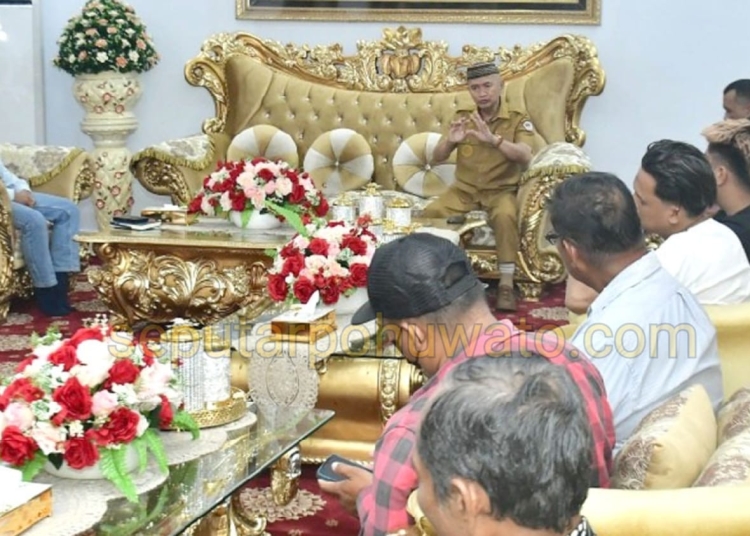 Bupati Pohuwato Saipul Mbuinga (tengah) saat melakukan mediasi sengketa lahan antara warga Popayato Timur dan pihak perusahaan, di rumah jabatan Bupati Pohuwato, Selasa 14 April 2026. (Foto: IOne)