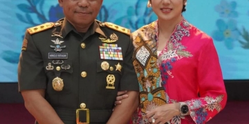 Eks Danrem 133 Nani Wartabone ke-1 Mayjen TNI (Purn) Arnold Aristoteles Paplapna Ritiauw bersama istri. (Sumber Foto: PojokMaluku)