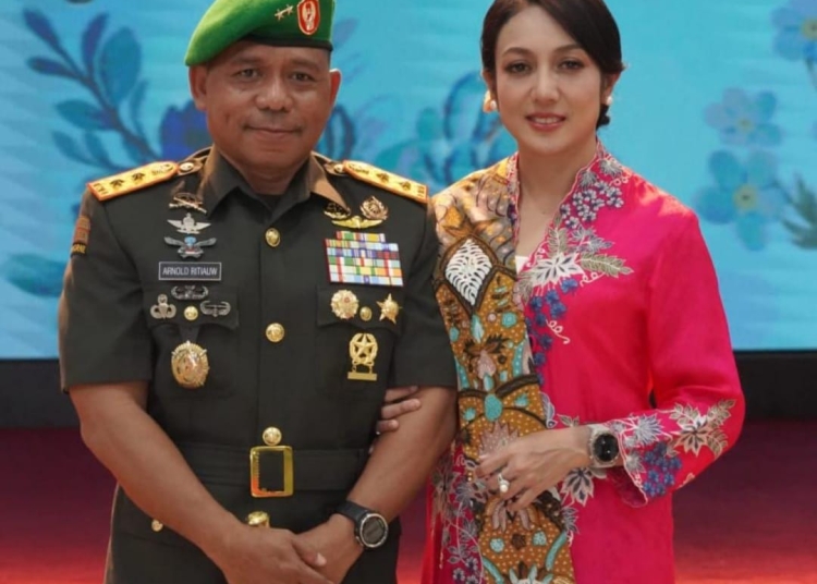Eks Danrem 133 Nani Wartabone ke-1 Mayjen TNI (Purn) Arnold Aristoteles Paplapna Ritiauw bersama istri. (Sumber Foto: PojokMaluku)