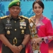 Eks Danrem 133 Nani Wartabone ke-1 Mayjen TNI (Purn) Arnold Aristoteles Paplapna Ritiauw bersama istri. (Sumber Foto: PojokMaluku)