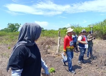 Tim surveyor dari KKP RI saat melakukan survei topografi di sejumlah lokasi, Sabtu (02/05/2026).