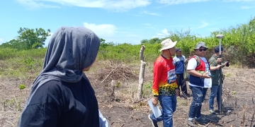 Tim surveyor dari KKP RI saat melakukan survei topografi di sejumlah lokasi, Sabtu (02/05/2026).