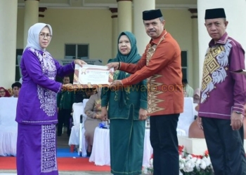 Sekda Pohuwato Iskandar Datau didampingi Kepala Disdikbud Arman Mohamad ketika menyerahkan piagam penghargaan purna bakti kepada 6 Guru pensiunan, Senin (04/05/2026).