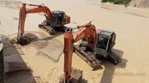 Bersama Penambang, YR Team Turunkan 2 Alat Berat Normalisasi Sungai Taluduyunu