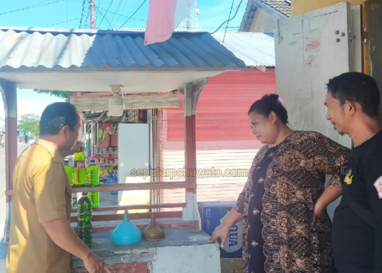 Dinas Perindagkop dan UKM Pohuwato turun langsung memantau harga BBM di POM Mini, Selasa (12/05/2026) (Foto: IOne)
