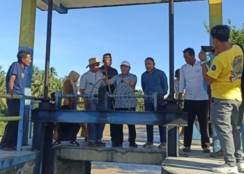 Ketua DPRD Kabupaten Pohuwato, Beni Nento, turun langsung meninjau kondisi Bendungan Taluduyunu yang dikeluhkan para petani. (Foto: Dizen.id/Zainal)