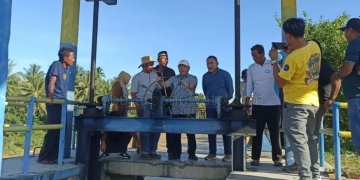 Ketua DPRD Kabupaten Pohuwato, Beni Nento, turun langsung meninjau kondisi Bendungan Taluduyunu yang dikeluhkan para petani. (Foto: Dizen.id/Zainal)
