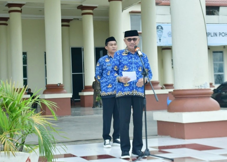 Bupati Pohuwato, Saipul A. Mbuinga saat memimpin Apel Korps Pegawai Republik Indonesia (Korpri) yang dirangkaikan dengan peringatan Hari Perpustakaan Nasional ke-46 dan Hari Kearsipan Nasional atau Hari Arsip Nasional Republik Indonesia (ANRI) ke-55 tingkat Kabupaten Pohuwato, Senin (18/05/2026).