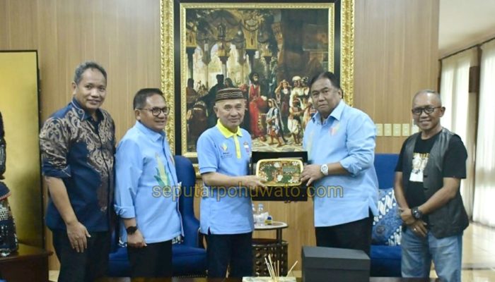 Bupati Pohuwato dan Wabup Terima Radio Edisi Khusus Berlapis Emas dari Rachmat Gobel