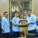 Bupati Pohuwato dan Wabup Terima Radio Edisi Khusus Berlapis Emas dari Rachmat Gobel