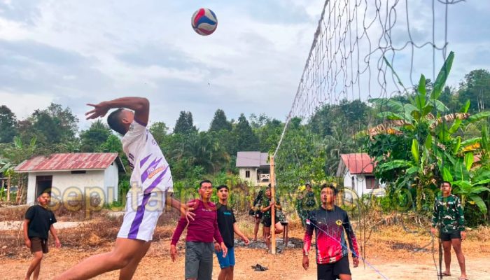Satgas TMMD Ke-129 dan Warga Desa Makarti Jaya Main Voli Bersama, Kebersamaan TNI-Rakyat Makin Erat