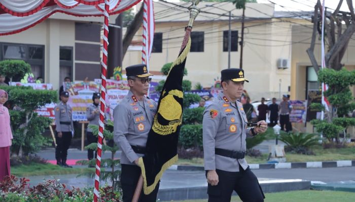 Welcome and Farewell Parade Polda Gorontalo, Irjen Widodo Serahkan Pataka kepada Irjen Nurworo Danang